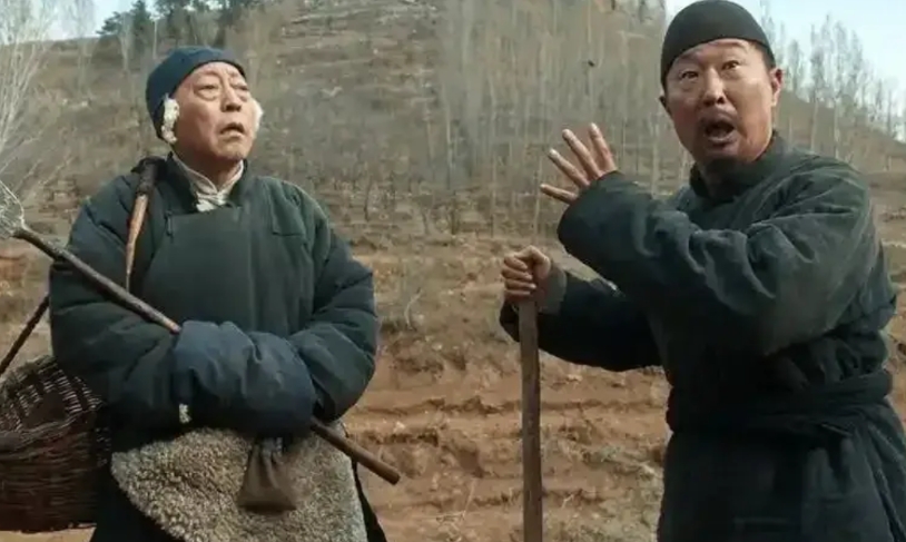看《生万物》，有一个场面不太理解!

宁学祥和封二两个大男人在大庭广众之下“互呸