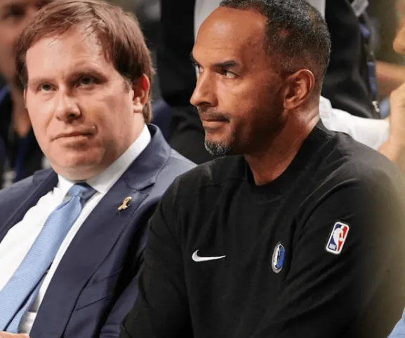 史蒂芬-A-史密斯与Shams在节目中谈论关于东契奇交易的问题。
史密斯：杜蒙向