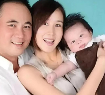 胡静作为豪门媳妇，能把父母接到马来西亚同住，这一举动背后隐藏着豪门生存的聪明逻辑