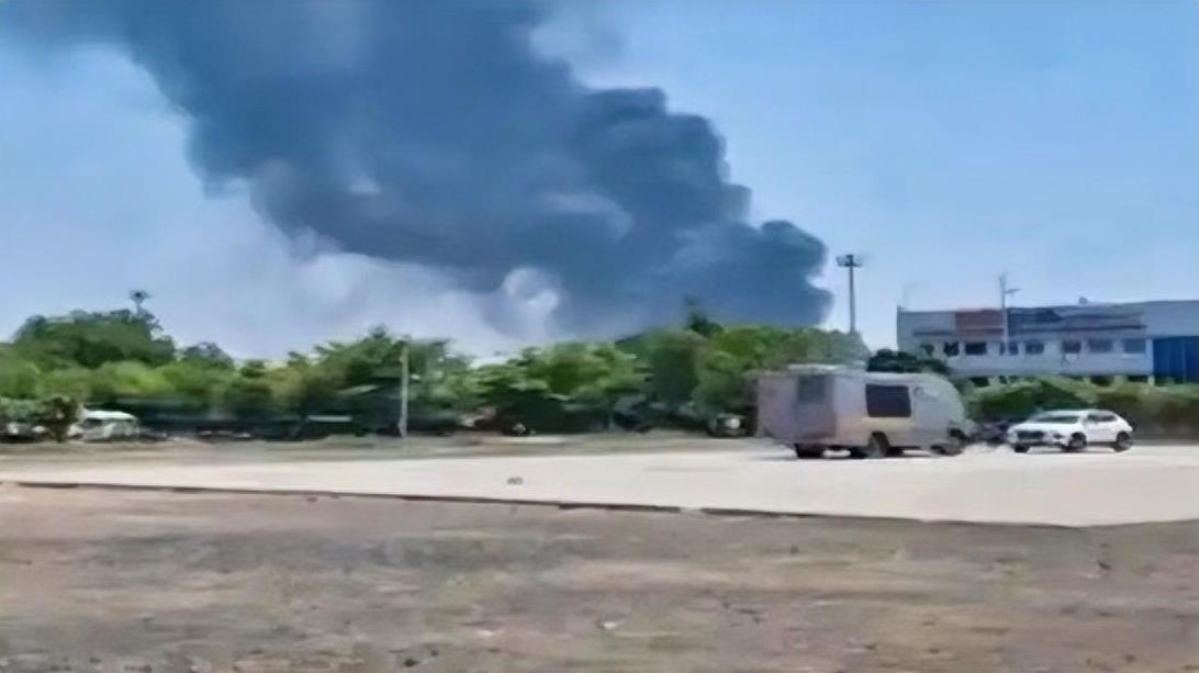 看看“参考消息”抖音账号发的印度航空“波音787”客机坠毁的视频，好惨啊！
1、