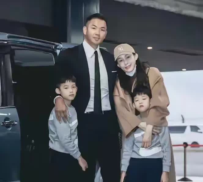 陈建州曾先追求小S，后来又与大S同居长达七年，最终却娶了大S的闺蜜范玮琪。这段感
