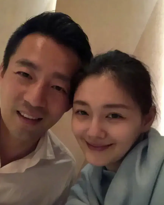 曾经大S也是义无反顾，铁定心思做个北京儿媳妇，相夫教子，相亲相爱。
2012年大