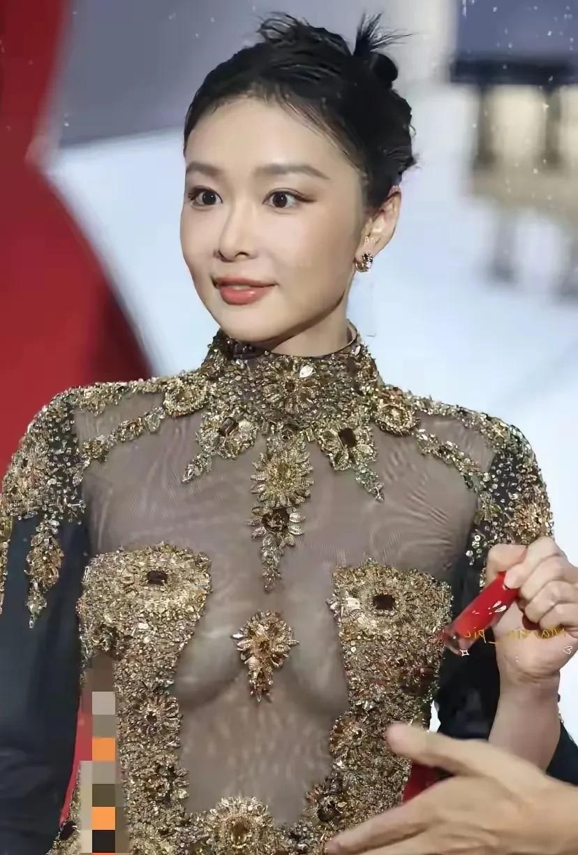 高叶变换风格让人眼前一亮，她以前走的是飒爽英姿路线，大嫂这个角色深入人心。
其实