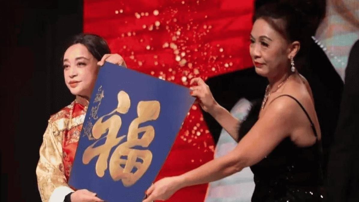74岁刘晓庆国外聚餐大方晒素颜，老态真实超吸睛！