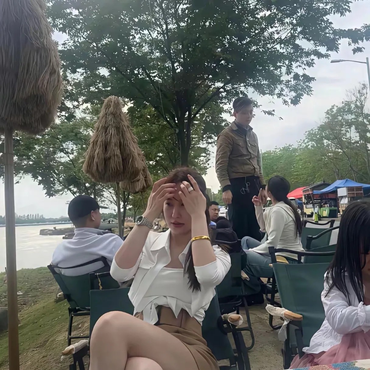 高中时的梦中情人，
时隔这么多年，
再次相遇，
内心还是汹涌澎湃，
大家说今天能