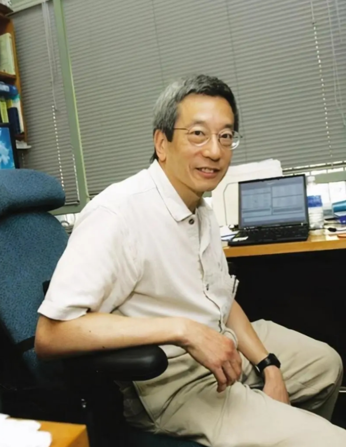“我是美国人，不是中国人！”2008年，得知钱学森的侄子钱永健荣获诺贝尔化学奖，