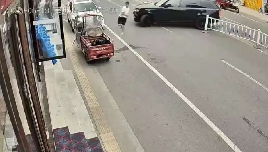 无牌路虎司机胆子真是太嚣张了，居然敢开着无牌车当街撞人，撞人不成又下车拿着锤子追