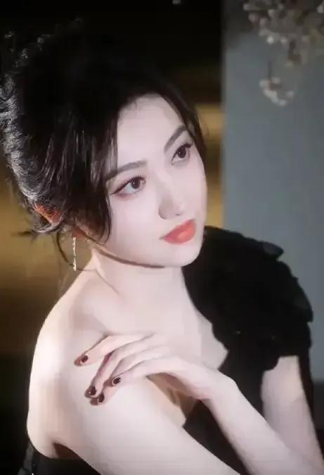 [微风][微风]景甜女神美到惊爆！#似锦景甜# #神仙颜值# #女明星# #高雅