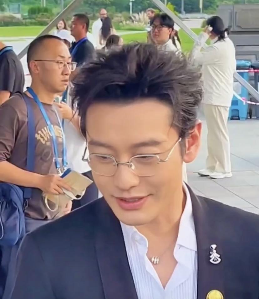 黄晓明 参加活动是真的帅！就说2025导演之夜，他西装笔挺，大长腿在人群里超显眼