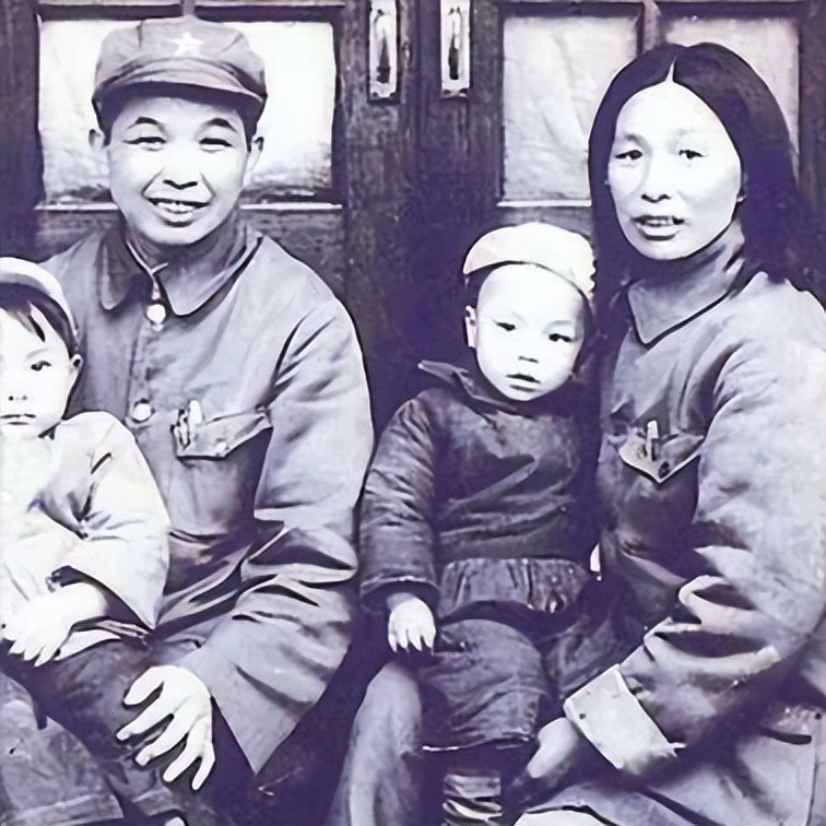 1953年，西康军区司令员刘忠得知家人还幸存人世，携妻子回乡见母亲，看到原配穿得