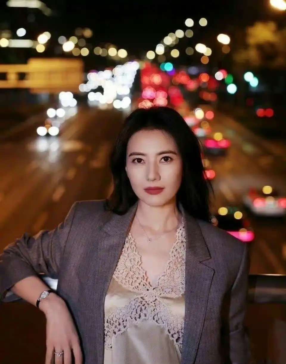 高圆圆这穿搭确实应景，的确很美啊