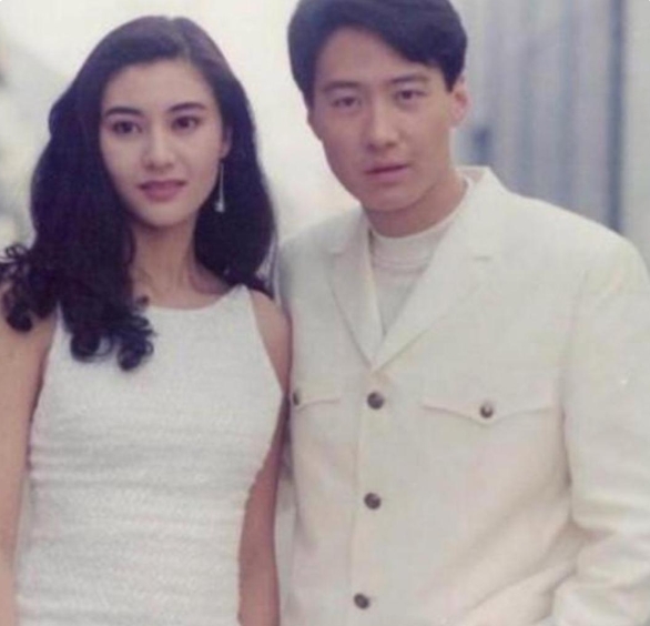 当年啊，李嘉欣跟刘銮雄撒娇说：“别再送我衣服啦，家里都没地儿放咯！”刘銮雄这人特