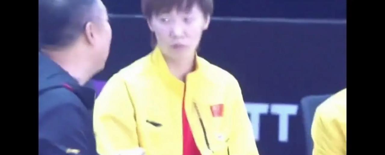 刘国梁主席带队打比赛，用心给队员们复盘，王皓，马琳，认真听讲，现在谁还心疼你们帮