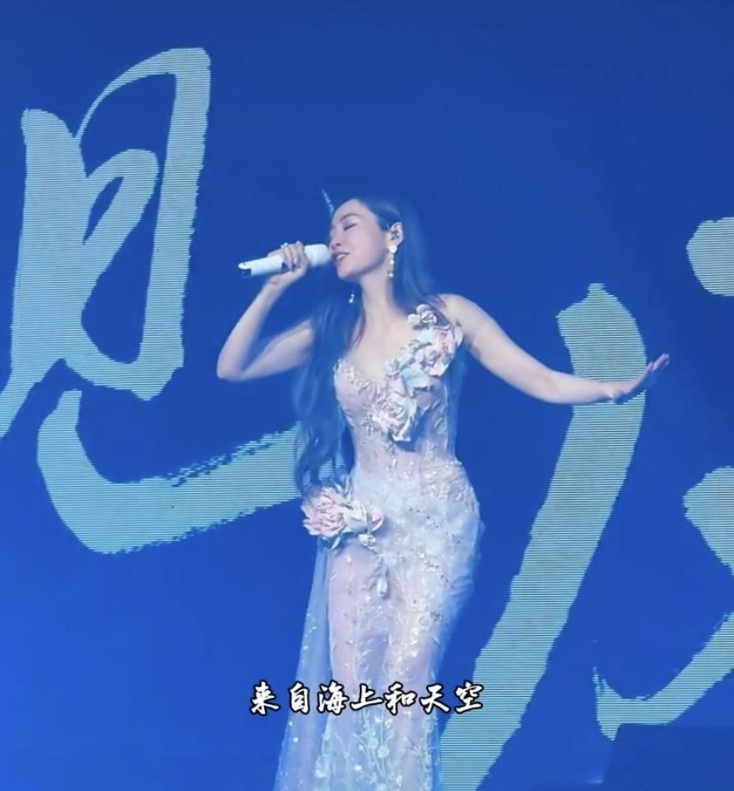 张靓颖 的演唱会真的是极致享受！就说她奥克兰那场演唱会，一袭红裙惊艳全场，直接霸