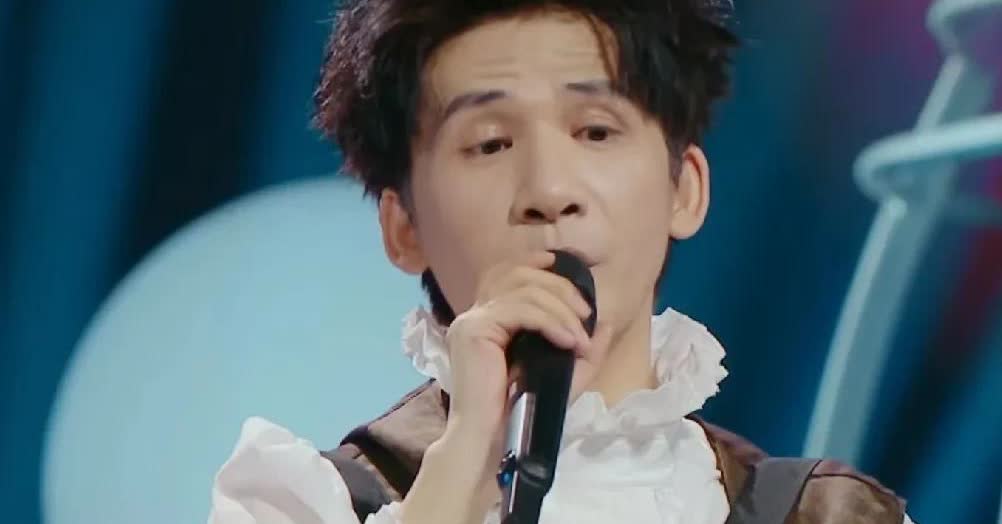 大张伟：“我妈特别乐观，乐观到什么程度呢？就是我的手去摸电插销，我爸吓坏了怕电到