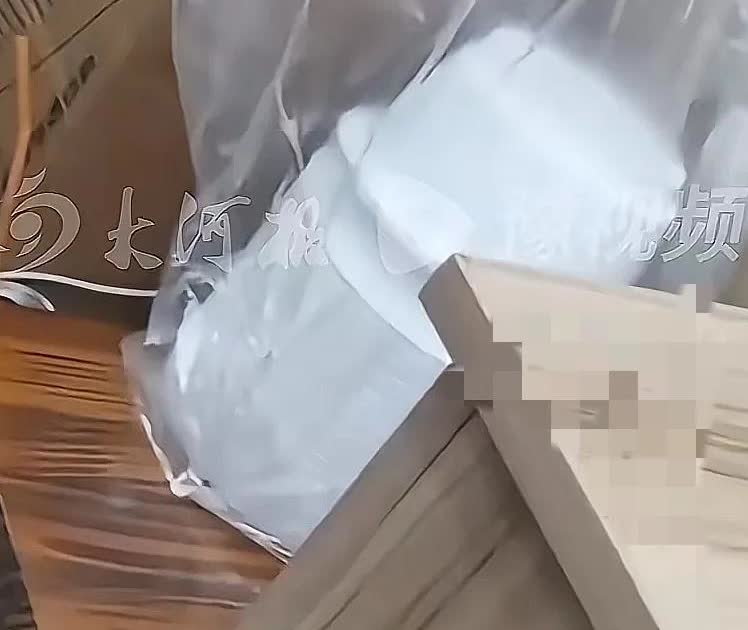 上海，女子到面馆吃面，发现店家竟然把别人吃过的面换了浇头端给自己。

女子怒