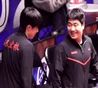 这俩兄弟凑一块儿就停不下来！
训练场边永远能听见他俩嘀嘀咕咕的聊天声，肩膀撞肩膀