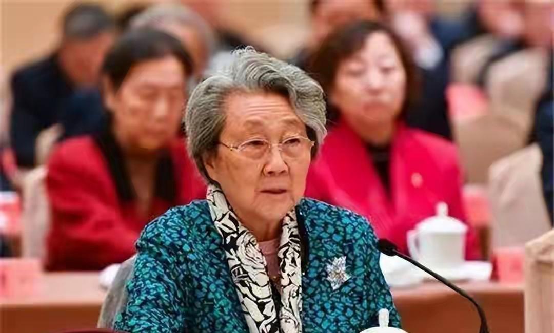 周恩来的侄女周秉德说，我12岁来到伯伯这里，建国之前，我去到他那儿。他跟我说，你
