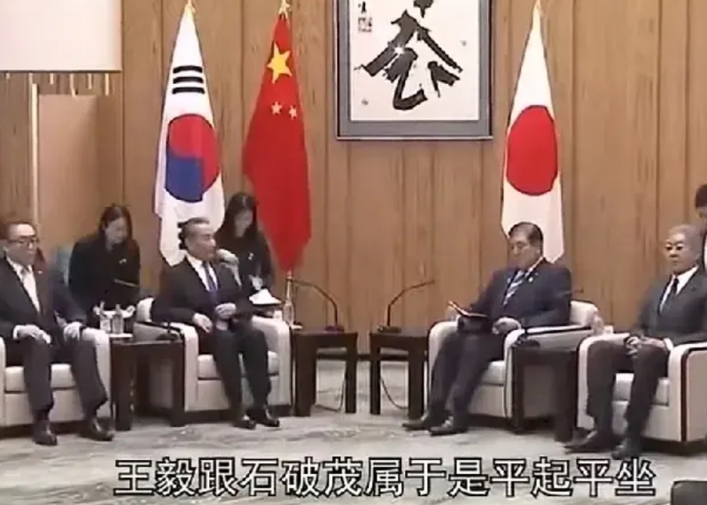 韩国人的玻璃心恐怕又要碎了！韩国外长赵兑烈无意中成了中国外长王毅的跟班小弟。
3