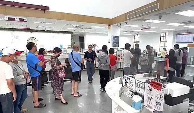 最近新台币升值，导致有很多金门民众排起了长队在银行兑换人民币，由于银行可供民众兑