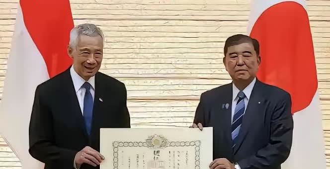 在临近93阅兵，接受日本勋章的李显龙，在中国这里已经彻底降级了。

以后再有