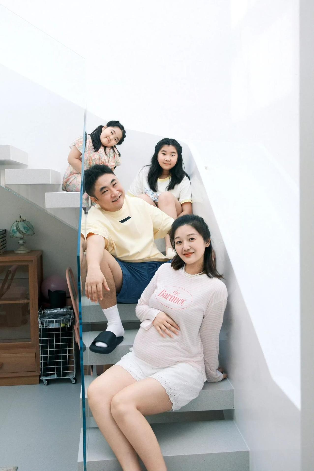 乔杉官宣老婆莫丹怀上第三胎，并晒出挺孕肚妻子和两个女儿的全家福。
两人结婚13年