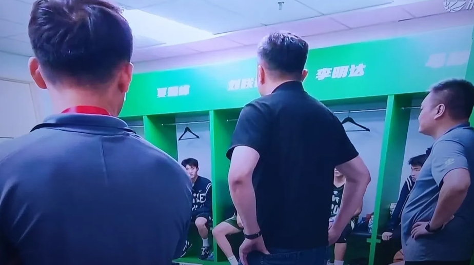 杜锋更衣室出谋划策！
耐高总决赛半场比赛结束后，杜锋忽然出现在广东实验中学的更衣