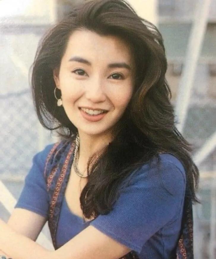 张曼玉是怎么做到头顶发线直立，而又不油腻的？
我喜欢她的身材和穿搭，基本从不穿小
