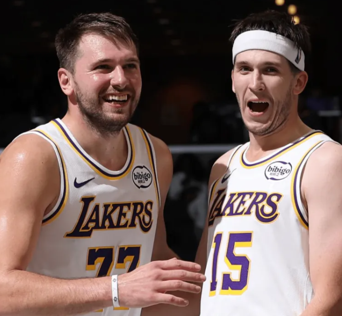 NBA圣诞大战，火箭半场63-53领先湖人。
湖人记者报道：斯马特下半场顶替里夫