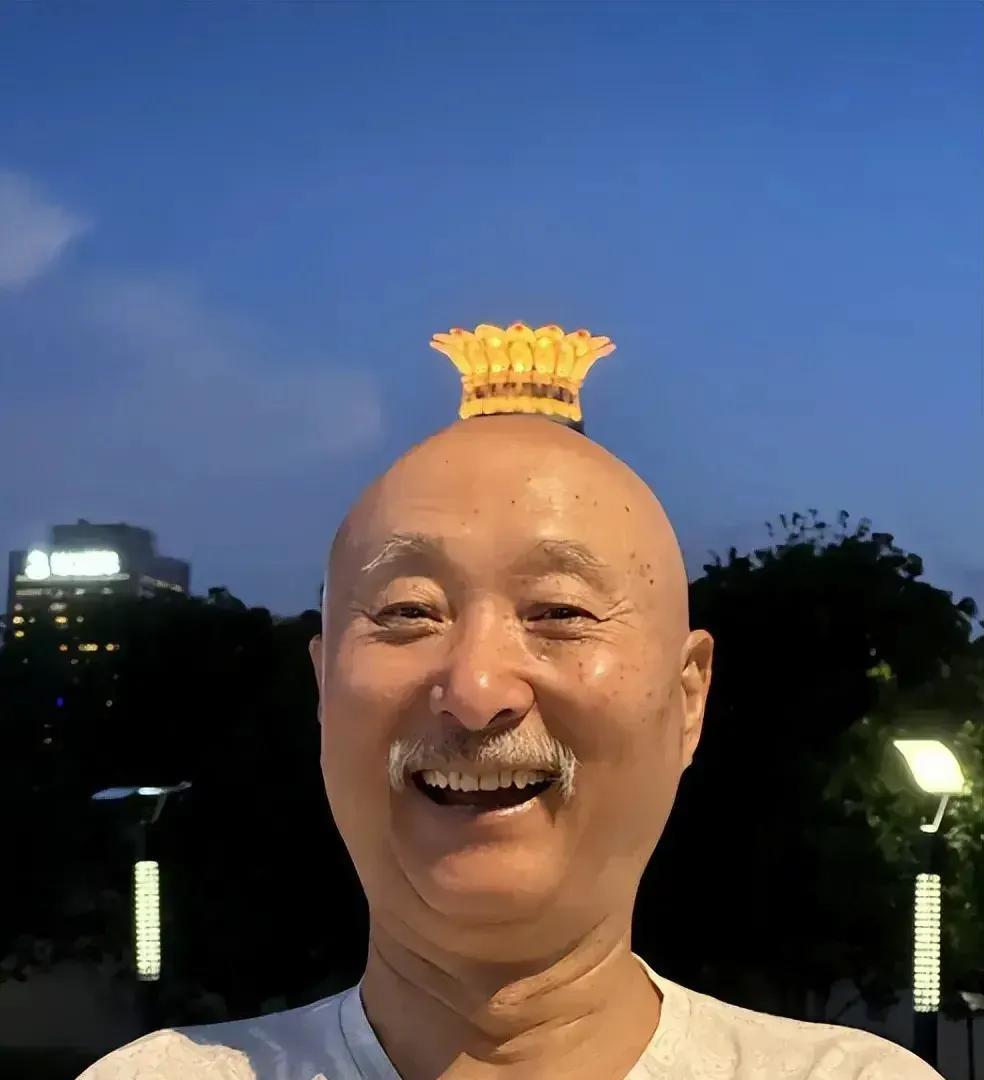 71岁陈佩斯在中央戏剧学院开讲座,靳东低调现身 认真听课。网友：优秀的人仍然在努