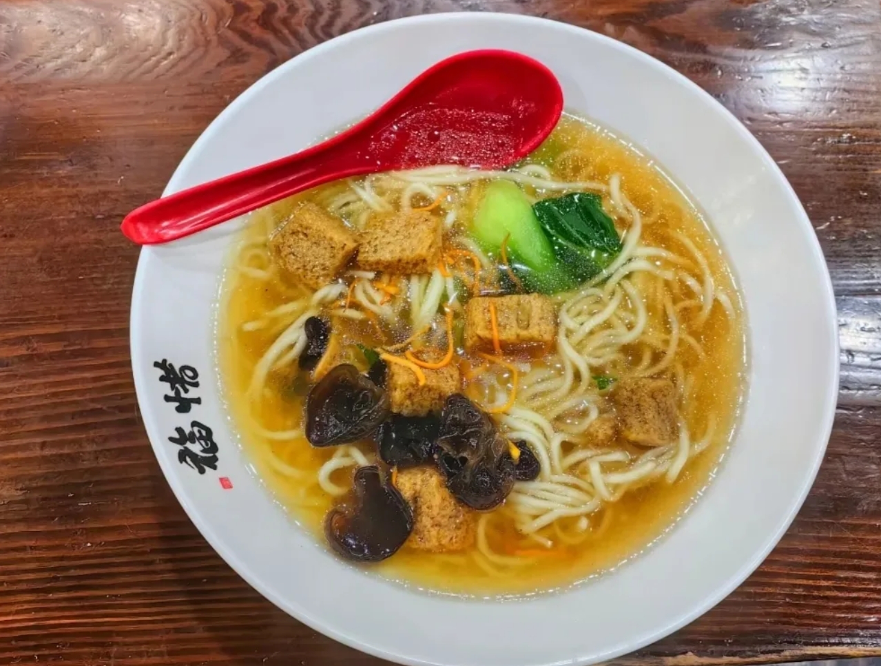 来到了灵隐寺之后，我才发现少林寺的物价原来还行呀。
首先，他跟飞来峰都是套票，你