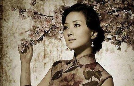 1940年，军统女特工装病被送往医院，同事们一走，她立马跳下来跑到重庆某茶馆，对