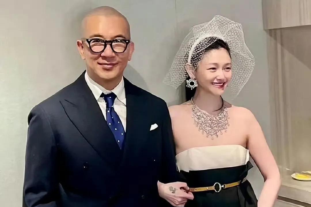 具俊晔每天都去墓地陪大s[泣不成声]
有网友在墓地偶遇了光头哥具俊晔，说他静静的