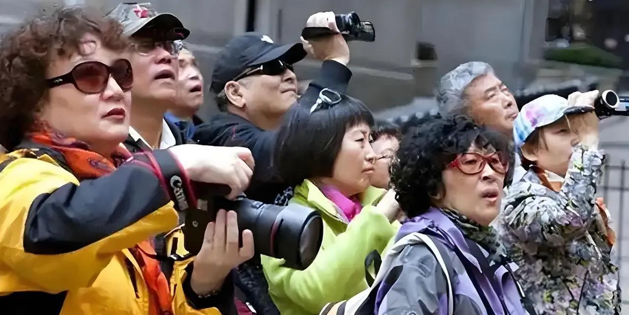 五一还没来，大批韩国游客就早早的涌入我国，拿着签证不去景点，也不吃美食喝茅台，竟
