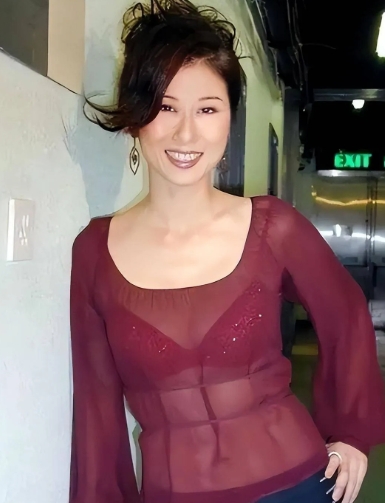 今天隆重给大家介绍我很欢迎的明星:叶倩文
她出生于中国台湾台北市，是中国流行乐歌