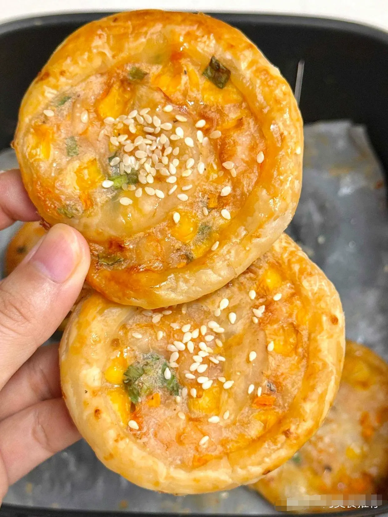 虾肉锅盔真的好好吃啊！！！外面是酥酥脆脆的！一口下去很鲜美～