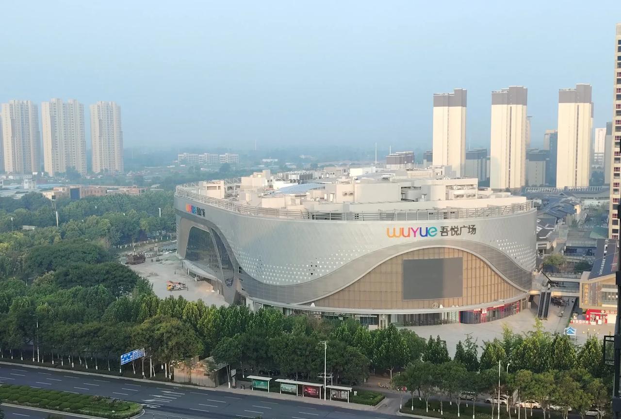 三线城市商丘市睢阳区第一个新城吾悦广场开业大吉大利发大财在即！高空俯瞰宏伟建筑高