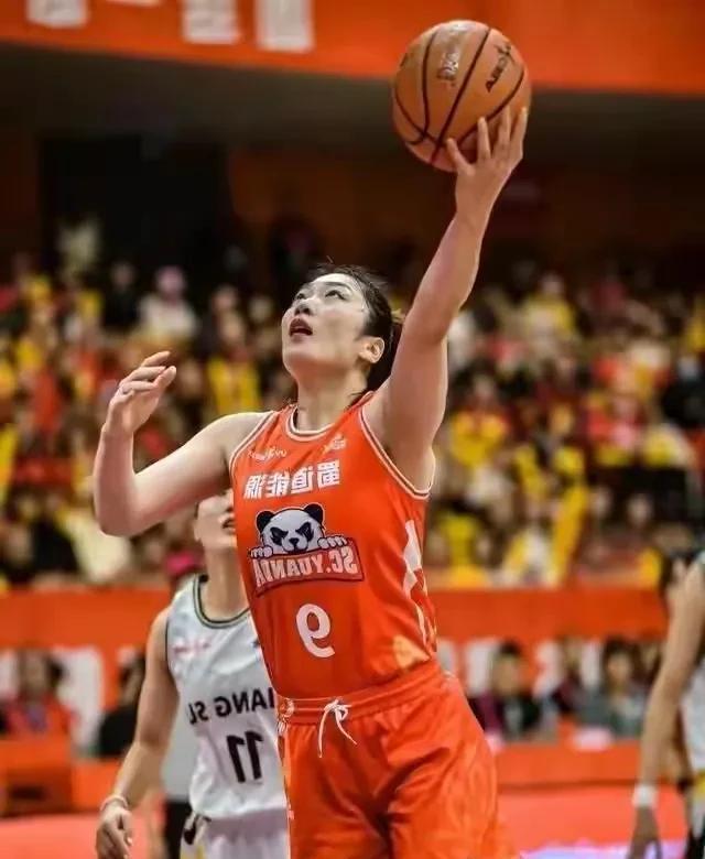 半决赛同样打了2场，翟若云与李梦数据对比；
翟若云，打了2场，拿到27分5篮板3