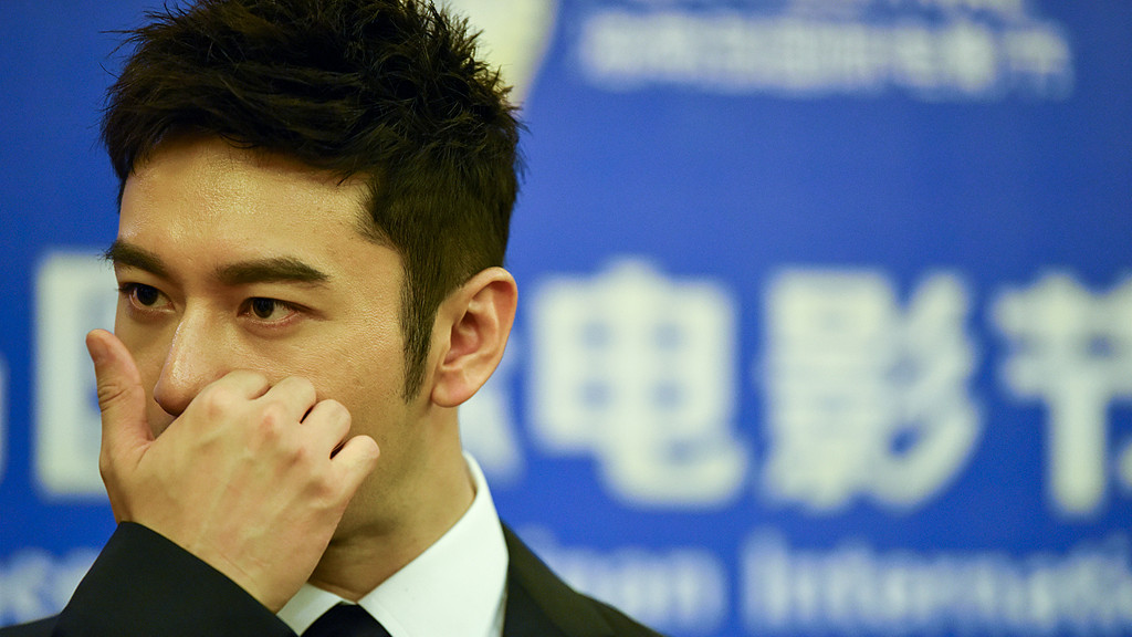 探班团突袭黄晓明剧组：崂山可乐配海鲜，顶流变‘人形自拍杆’