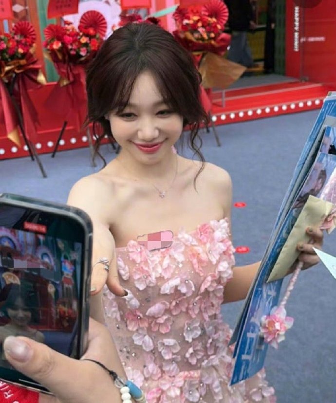 救命！她就在眼前笑靥如花，空气里都是甜的。这一刻的心动值直接拉满，跟情窦初开时那