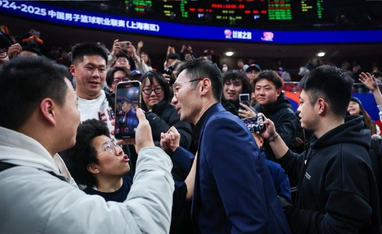 结束与老东家上海男篮的比赛后，新疆队主教练刘炜做出了令人感慨的选择。尽管身着西装