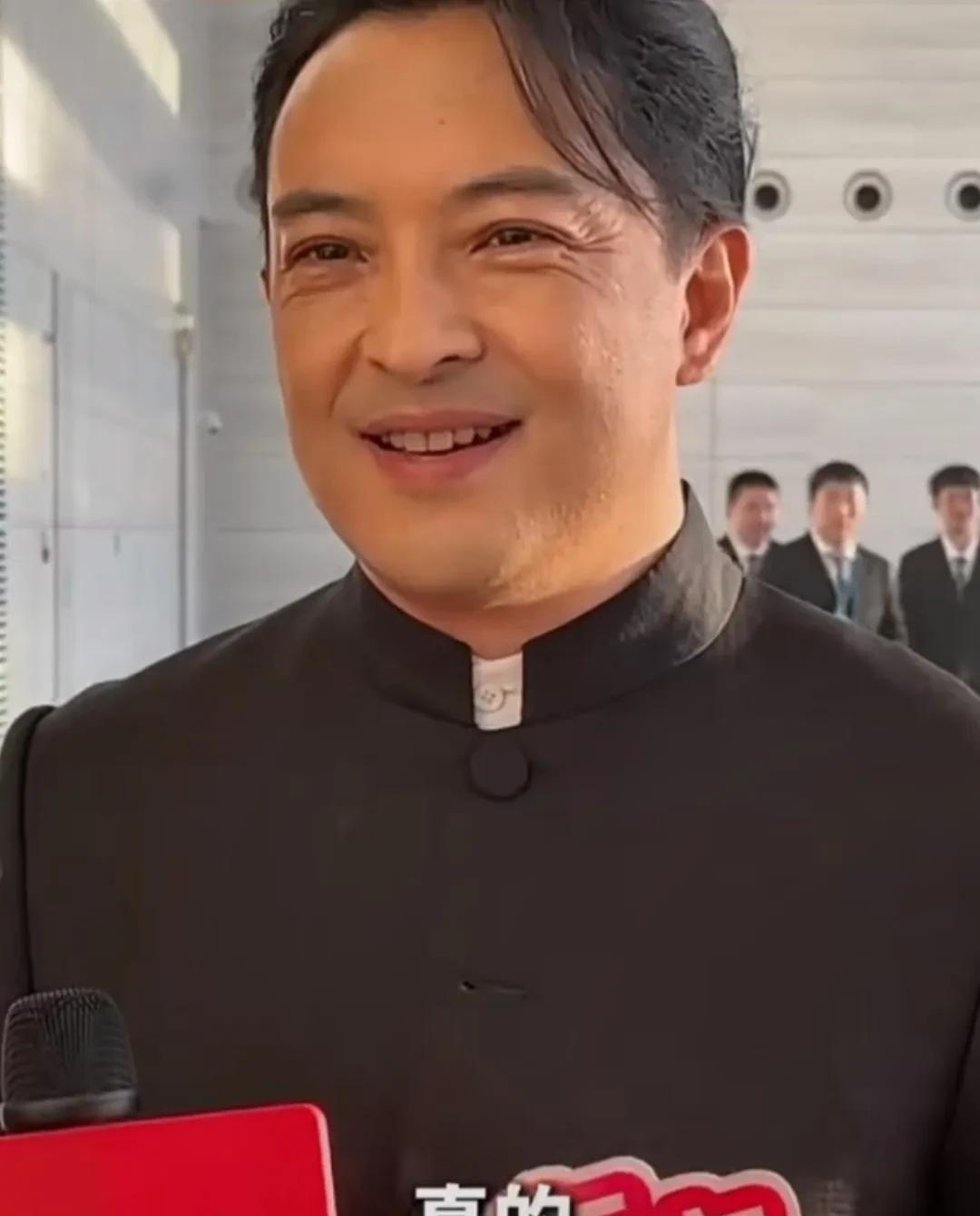 嘛哎！难道男演员最后老了，都要姨化吗？
我最喜欢的男演员，变化好大啊，怎么肿成这