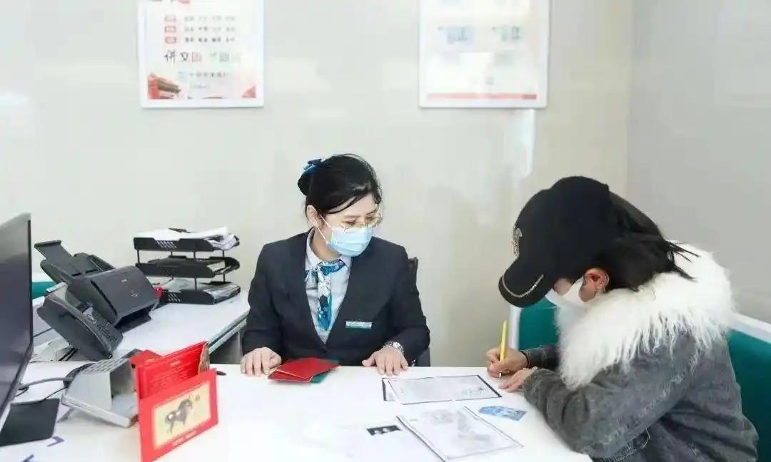 2024年，辽宁，女子离婚后住娘家，信用卡还不上，儿子又要交补课费，她偷拿母亲一