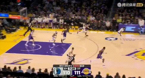 不留情！浓眉篮下詹姆斯后又送其大帽。
图1-3：末节才首次对决，浓眉先篮下抛投詹