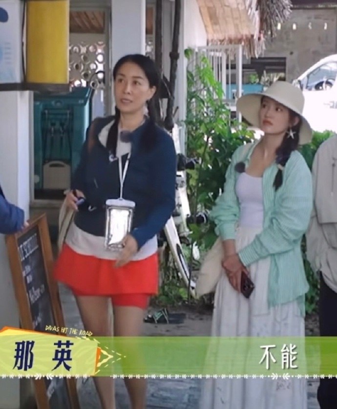 50多岁的那英打扮的像20岁少女，脸看着好年轻，这状态也是没谁了 ​​​