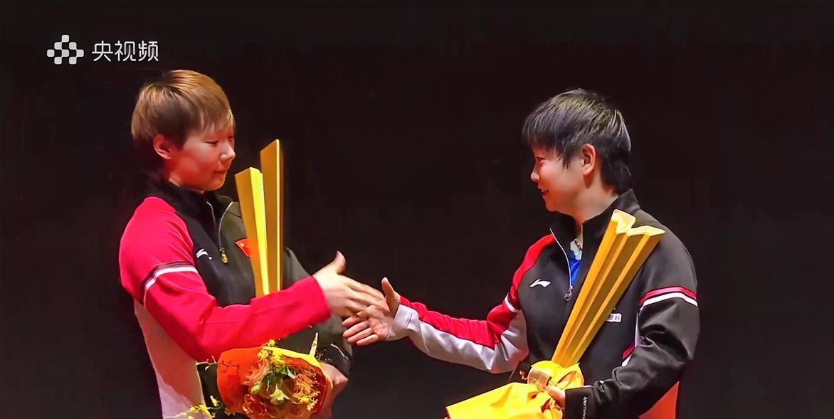 不得不说孙颖莎真大气
颁奖台上主动握手祝贺王曼昱
王曼昱赢在哪里呢，有一个关键人