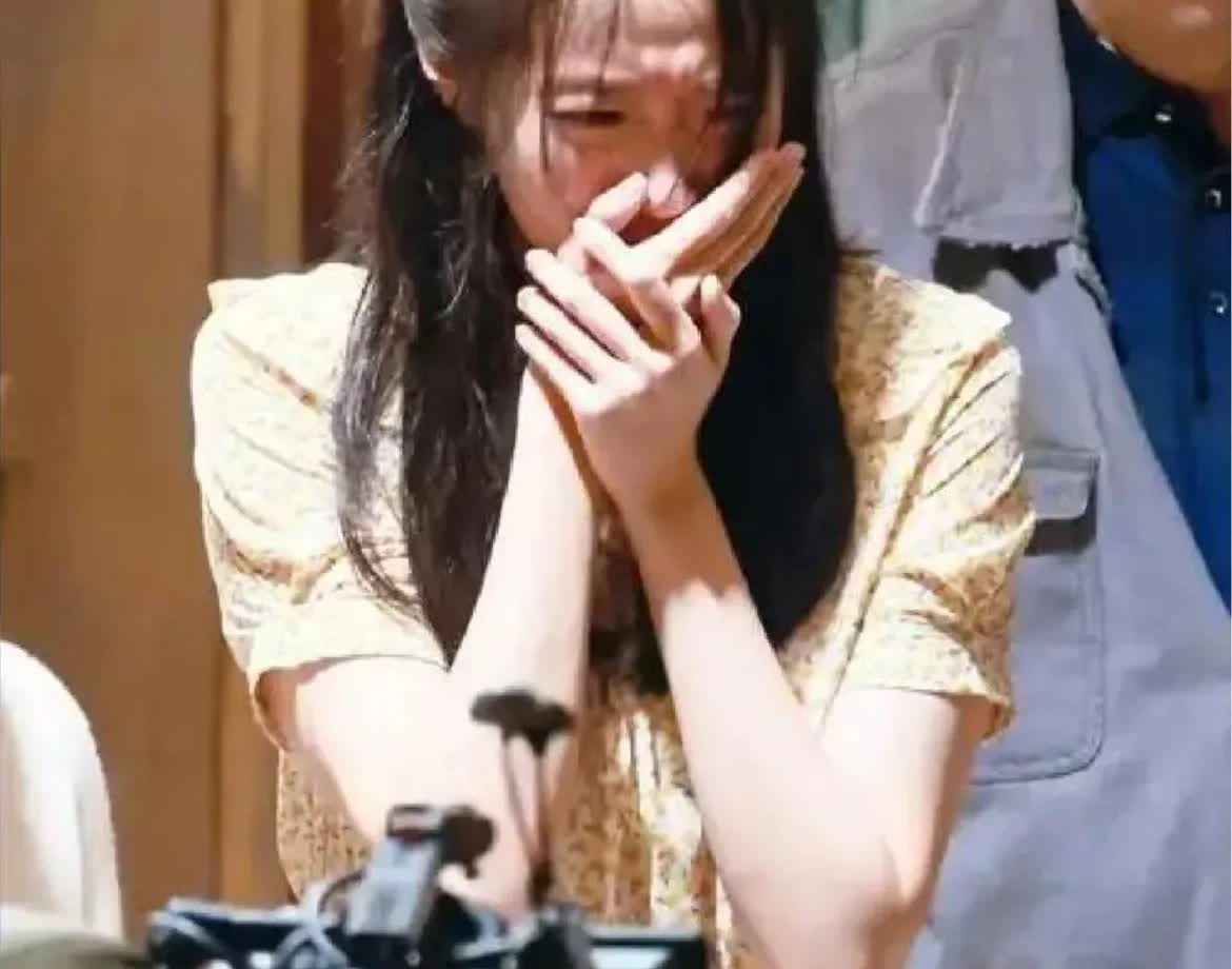 关晓彤最害怕的事情还是来了  
不是和鹿晗分手了，  
也不是鹿晗被网友怀疑