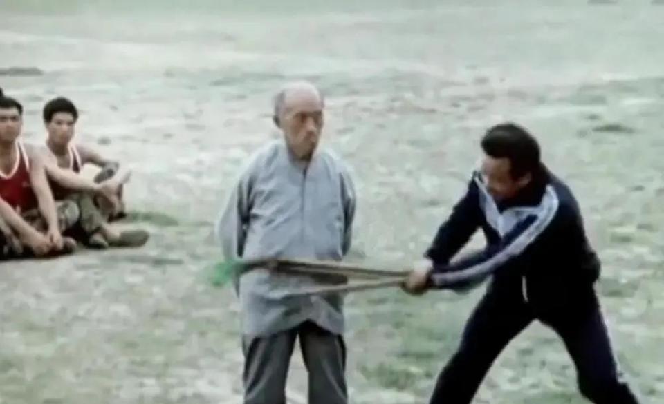 1986年，年过八旬的海灯在表演“金钟罩”时的影像，画面中他双手负后，静静站立着