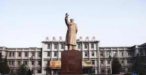 1980年，山西大学接到上级通知，要求拆除校内的毛主席塑像，但由于广大师生的坚决