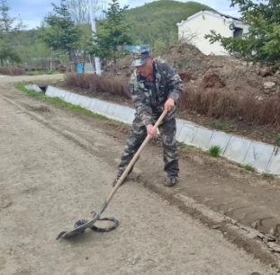 黑龙江多地惊现大蛇！紧急提醒

近日，鹤北林区联营林场突发“双蛇拦路”险情。林区